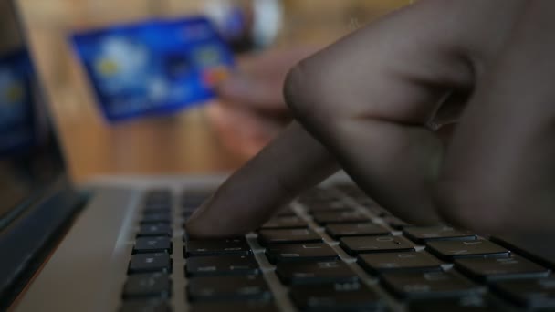 Biznesmen online zamówienie za pomocą laptopa — Wideo stockowe