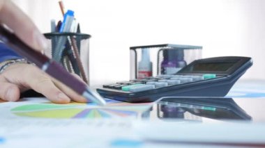 Grafik ile çalışma ve dijital Tablet ve hesap makinesi kullanarak iş adamı