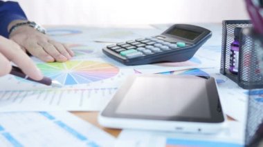 Grafik ile çalışma ve dijital Tablet ve hesap makinesi kullanarak iş adamı