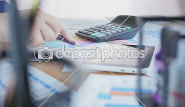 Grafik ile çalışma ve dijital Tablet ve hesap makinesi kullanarak iş adamı