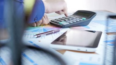 hesap makinesini kullanarak iş adamı