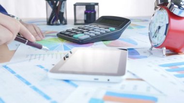 Grafik ile çalışma ve dijital Tablet ve hesap makinesi kullanarak iş adamı