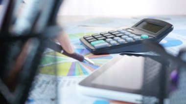 Grafik ile çalışma ve dijital Tablet ve hesap makinesi kullanarak iş adamı