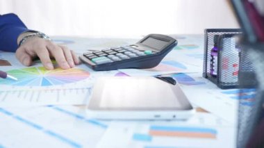 Grafik ile çalışma ve dijital Tablet ve hesap makinesi kullanarak iş adamı
