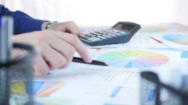 Grafik ile çalışma ve dijital Tablet ve hesap makinesi kullanarak iş adamı