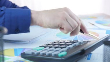 Grafik ile çalışma ve dijital Tablet ve hesap makinesi kullanarak iş adamı