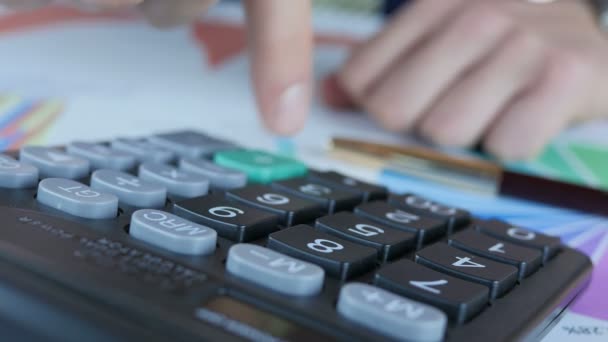 Homme d'affaires utilisant la calculatrice — Video