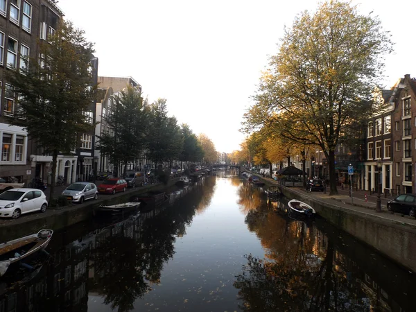 Herfst landschap in de stad aan de rivier — Stockfoto