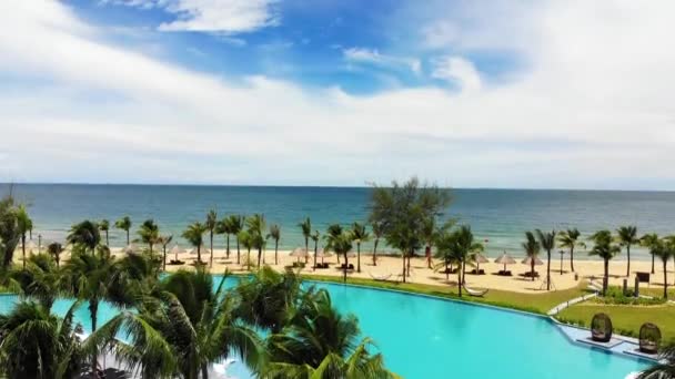 Luchtfoto Van Zwembad Het Resort Bij Phu Quoc Vietnam Romantisch — Stockvideo