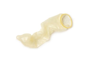 Beyaz arka planda izole edilmiş prezervatifler. Ambalajda renkli renkli meyve renkli prezervatifler. Güvenli seks konsepti. Doğum kontrol hapı. Farklı doğum kontrol yöntemleri. AİDS önleme. Dünya AIDS Günü. Cinsel sağlık.