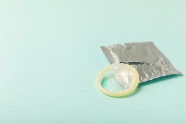 Renkli arka planda prezervatifler. Paketlemede renkli meyve temalı prezervatifler. Güvenli seks konsepti. Doğum kontrol hapı. Farklı doğum kontrol yöntemleri. AİDS önleme. Dünya AIDS Günü. Cinsel sağlık.