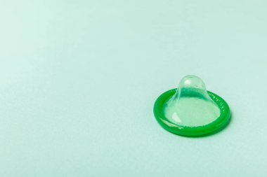 Renkli arka planda prezervatifler. Paketlemede renkli meyve temalı prezervatifler. Güvenli seks konsepti. Doğum kontrol hapı. Farklı doğum kontrol yöntemleri. AİDS önleme. Dünya AIDS Günü. Cinsel sağlık.