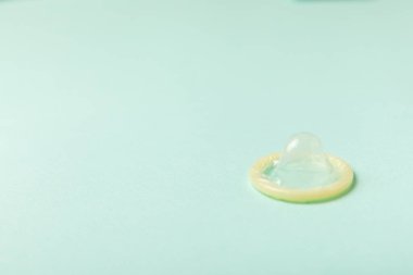 Renkli arka planda prezervatifler. Paketlemede renkli meyve temalı prezervatifler. Güvenli seks konsepti. Doğum kontrol hapı. Farklı doğum kontrol yöntemleri. AİDS önleme. Dünya AIDS Günü. Cinsel sağlık.