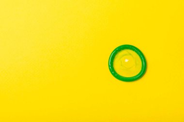 Renkli arka planda prezervatifler. Paketlemede renkli meyve temalı prezervatifler. Güvenli seks konsepti. Doğum kontrol hapı. Farklı doğum kontrol yöntemleri. AİDS önleme. Dünya AIDS Günü. Cinsel sağlık.