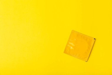 Renkli arka planda prezervatifler. Paketlemede renkli meyve temalı prezervatifler. Güvenli seks konsepti. Doğum kontrol hapı. Farklı doğum kontrol yöntemleri. AİDS önleme. Dünya AIDS Günü. Cinsel sağlık.