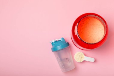 Protein karışımı ve renkli bir arka planda protein tozu. Toz su veya sütle karıştırılır. Dengeli bir diyet için diyet takviyesi. Beyaz protein. Fitness ve jimnastik diyeti.