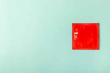 Renkli arka planda prezervatifler. Paketlemede renkli meyve temalı prezervatifler. Güvenli seks konsepti. Doğum kontrol hapı. Farklı doğum kontrol yöntemleri. AİDS önleme. Dünya AIDS Günü. Cinsel sağlık.