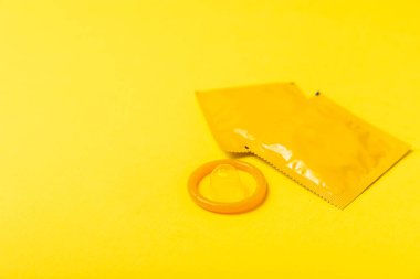 Renkli arka planda prezervatifler. Paketlemede renkli meyve temalı prezervatifler. Güvenli seks konsepti. Doğum kontrol hapı. Farklı doğum kontrol yöntemleri. AİDS önleme. Dünya AIDS Günü. Cinsel sağlık.