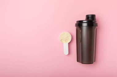 Protein karışımı ve renkli bir arka planda protein tozu. Toz su veya sütle karıştırılır. Dengeli bir diyet için diyet takviyesi. Beyaz protein. Fitness ve jimnastik diyeti.