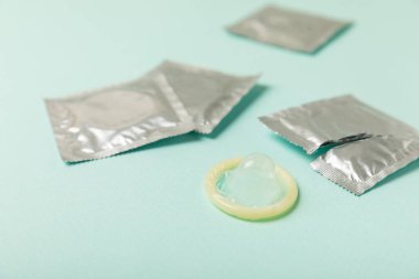 Renkli arka planda prezervatifler. Paketlemede renkli meyve temalı prezervatifler. Güvenli seks konsepti. Doğum kontrol hapı. Farklı doğum kontrol yöntemleri. AİDS önleme. Dünya AIDS Günü. Cinsel sağlık.