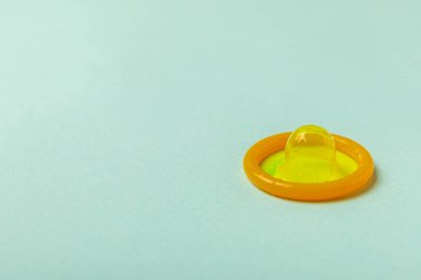 Renkli arka planda prezervatifler. Paketlemede renkli meyve temalı prezervatifler. Güvenli seks konsepti. Doğum kontrol hapı. Farklı doğum kontrol yöntemleri. AİDS önleme. Dünya AIDS Günü. Cinsel sağlık.