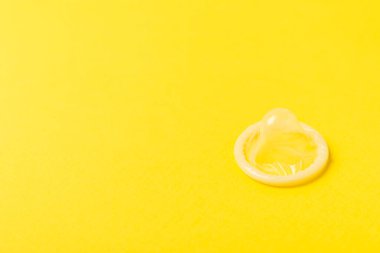 Renkli arka planda prezervatifler. Paketlemede renkli meyve temalı prezervatifler. Güvenli seks konsepti. Doğum kontrol hapı. Farklı doğum kontrol yöntemleri. AİDS önleme. Dünya AIDS Günü. Cinsel sağlık.