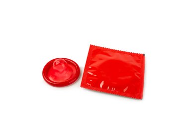 Beyaz arka planda izole edilmiş prezervatifler. Ambalajda renkli renkli meyve renkli prezervatifler. Güvenli seks konsepti. Doğum kontrol hapı. Farklı doğum kontrol yöntemleri. AİDS önleme. Dünya AIDS Günü. Cinsel sağlık.