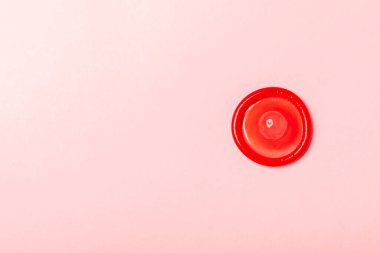 Renkli arka planda prezervatifler. Paketlemede renkli meyve temalı prezervatifler. Güvenli seks konsepti. Doğum kontrol hapı. Farklı doğum kontrol yöntemleri. AİDS önleme. Dünya AIDS Günü. Cinsel sağlık.