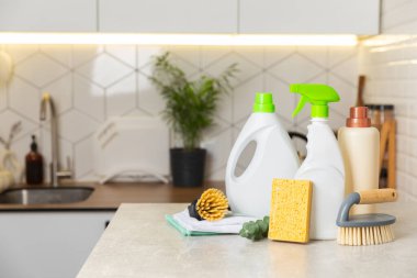 Mutfağın arka planında eko temizlik ürünleri var. Çevre dostu ev temizliği. Bir şişe doğal deterjan yüzeyi, eko fırçalar, süngerler ve paçavralar. Daha temiz bir kavram. Temizlik malzemeleri..