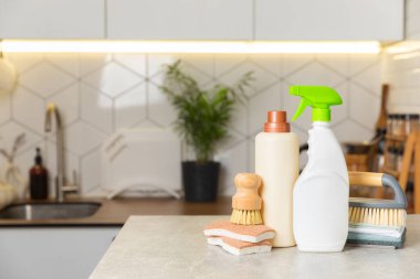 Mutfağın arka planında eko temizlik ürünleri var. Çevre dostu ev temizliği. Bir şişe doğal deterjan yüzeyi, eko fırçalar, süngerler ve paçavralar. Daha temiz bir kavram. Temizlik malzemeleri..