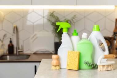 Mutfağın arka planında eko temizlik ürünleri var. Çevre dostu ev temizliği. Bir şişe doğal deterjan yüzeyi, eko fırçalar, süngerler ve paçavralar. Daha temiz bir kavram. Temizlik malzemeleri..