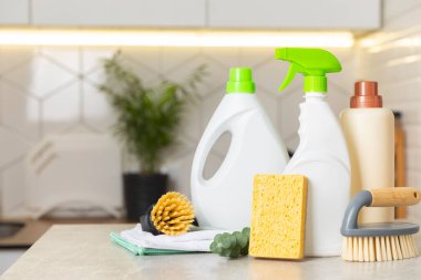 Mutfağın arka planında eko temizlik ürünleri var. Çevre dostu ev temizliği. Bir şişe doğal deterjan yüzeyi, eko fırçalar, süngerler ve paçavralar. Daha temiz bir kavram. Temizlik malzemeleri..