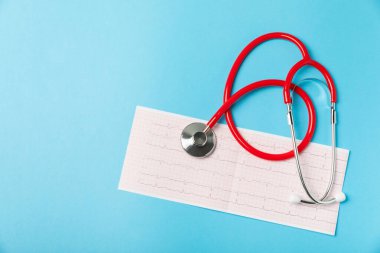 Tıbbi steteskop, kırmızı kalp ve kardiyogram. EKG, kalp dalgası, kalp krizi, kardiyogram raporu. Kardiyogram nabız ve kalp konsepti. Sağlık hizmeti. Metin için boşluk