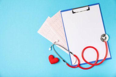 Tıbbi steteskop, kırmızı kalp ve kardiyogram. EKG, kalp dalgası, kalp krizi, kardiyogram raporu. Kardiyogram nabız ve kalp konsepti. Sağlık hizmeti. Metin için boşluk