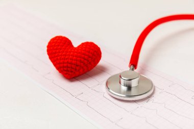 Tıbbi steteskop, kırmızı kalp ve kardiyogram. EKG, kalp dalgası, kalp krizi, kardiyogram raporu. Kardiyogram nabız ve kalp konsepti. Sağlık hizmeti. Metin için boşluk