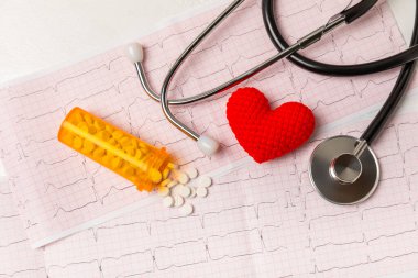 Tıbbi steteskop, kırmızı kalp ve kardiyogram. EKG, kalp dalgası, kalp krizi, kardiyogram raporu. Kardiyogram nabız ve kalp konsepti. Sağlık hizmeti. Metin için boşluk