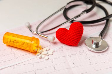 Tıbbi steteskop, kırmızı kalp ve kardiyogram. EKG, kalp dalgası, kalp krizi, kardiyogram raporu. Kardiyogram nabız ve kalp konsepti. Sağlık hizmeti. Metin için boşluk
