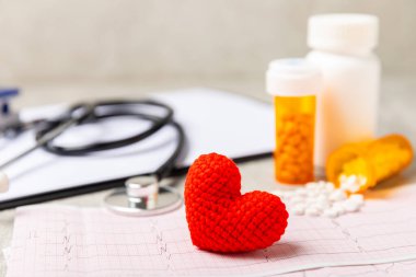 Tıbbi steteskop, kırmızı kalp ve kardiyogram. EKG, kalp dalgası, kalp krizi, kardiyogram raporu. Kardiyogram nabız ve kalp konsepti. Sağlık hizmeti. Metin için boşluk