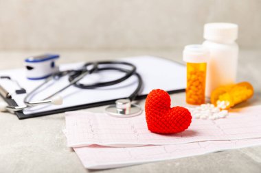 Tıbbi steteskop, kırmızı kalp ve kardiyogram. EKG, kalp dalgası, kalp krizi, kardiyogram raporu. Kardiyogram nabız ve kalp konsepti. Sağlık hizmeti. Metin için boşluk