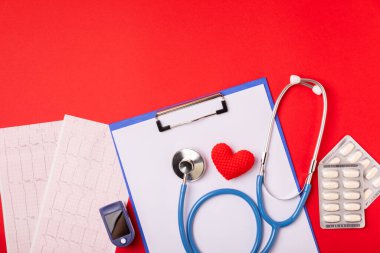 Tıbbi steteskop, kırmızı kalp ve kardiyogram. EKG, kalp dalgası, kalp krizi, kardiyogram raporu. Kardiyogram nabız ve kalp konsepti. Sağlık hizmeti. Metin için boşluk