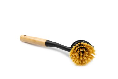 Bambu temizleme fırçası beyaz arka planda izole edilmiş. Beyaz arka planda çevre dostu temizlik ürünleri. Daha temiz bir konsept. Temizlik malzemeleri. Plastiksiz eşyalar. Tahta saplı temizlik fırçası