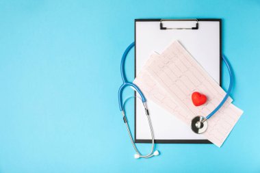 Tıbbi steteskop, kırmızı kalp ve kardiyogram. EKG, kalp dalgası, kalp krizi, kardiyogram raporu. Kardiyogram nabız ve kalp konsepti. Sağlık hizmeti. Metin için boşluk