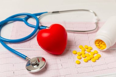 Tıbbi steteskop, kırmızı kalp ve kardiyogram. EKG, kalp dalgası, kalp krizi, kardiyogram raporu. Kardiyogram nabız ve kalp konsepti. Sağlık hizmeti. Metin için boşluk