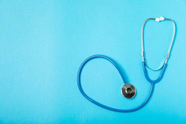 Masada steteskop var. Tıbbi alet. Tıbbi konsept. Sağlık hizmetleri. Sağlık Günü. Doktor ekipmanı. Kardiyoloji. Kalp hastalığı. Akciğer teşhisi. Solunum iltihabı teşhisi.