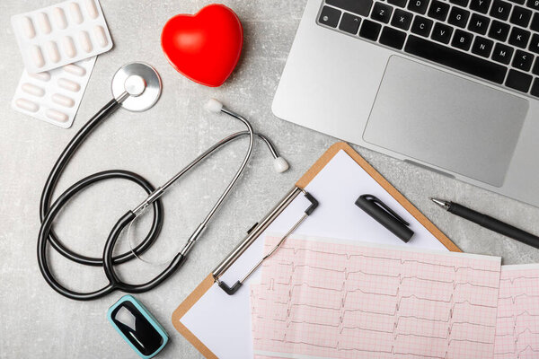 Медицинский стетоскоп, красное сердце и кардиограмма на цветном фоне. ЭКГ, сердечный приступ, сердечный приступ, кардиограмма. Следы пульса кардиограммы и концепция сердца. Healthcare.Space для текста