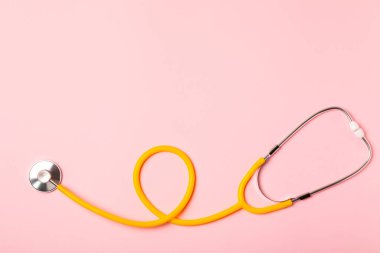 Masada steteskop var. Tıbbi alet. Tıbbi konsept. Sağlık hizmetleri. Sağlık Günü. Doktor ekipmanı. Kardiyoloji. Kalp hastalığı. Akciğer teşhisi. Solunum iltihabı teşhisi.