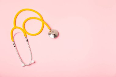 Masada steteskop var. Tıbbi alet. Tıbbi konsept. Sağlık hizmetleri. Sağlık Günü. Doktor ekipmanı. Kardiyoloji. Kalp hastalığı. Akciğer teşhisi. Solunum iltihabı teşhisi.