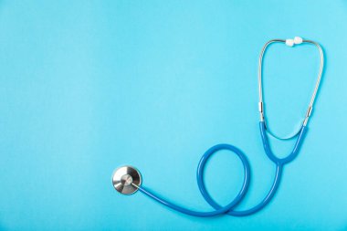 Masada steteskop var. Tıbbi alet. Tıbbi konsept. Sağlık hizmetleri. Sağlık Günü. Doktor ekipmanı. Kardiyoloji. Kalp hastalığı. Akciğer teşhisi. Solunum iltihabı teşhisi.