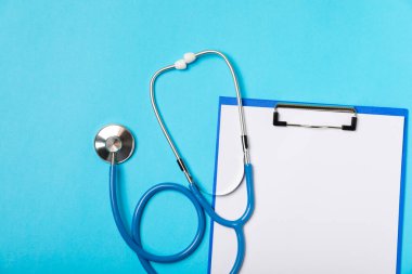 Masada steteskop var. Tıbbi alet. Tıbbi konsept. Sağlık hizmetleri. Sağlık Günü. Doktor ekipmanı. Kardiyoloji. Kalp hastalığı. Akciğer teşhisi. Solunum iltihabı teşhisi.