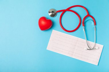 Tıbbi steteskop, kırmızı kalp ve kardiyogram. EKG, kalp dalgası, kalp krizi, kardiyogram raporu. Kardiyogram nabız ve kalp konsepti. Sağlık hizmeti. Metin için boşluk